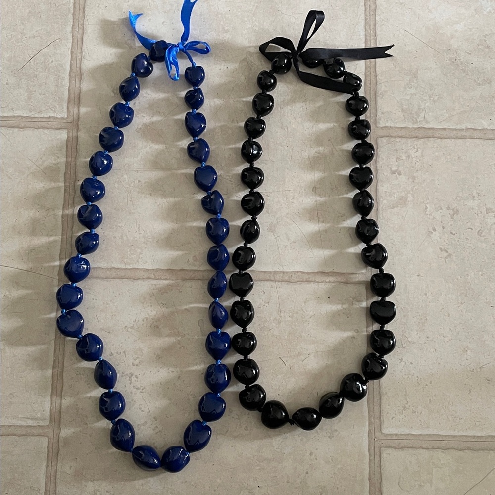 Hawaiian kukui nuts lei lot of 2, new without tag
Blue and black